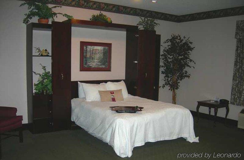 Hampton Johnson Hotel