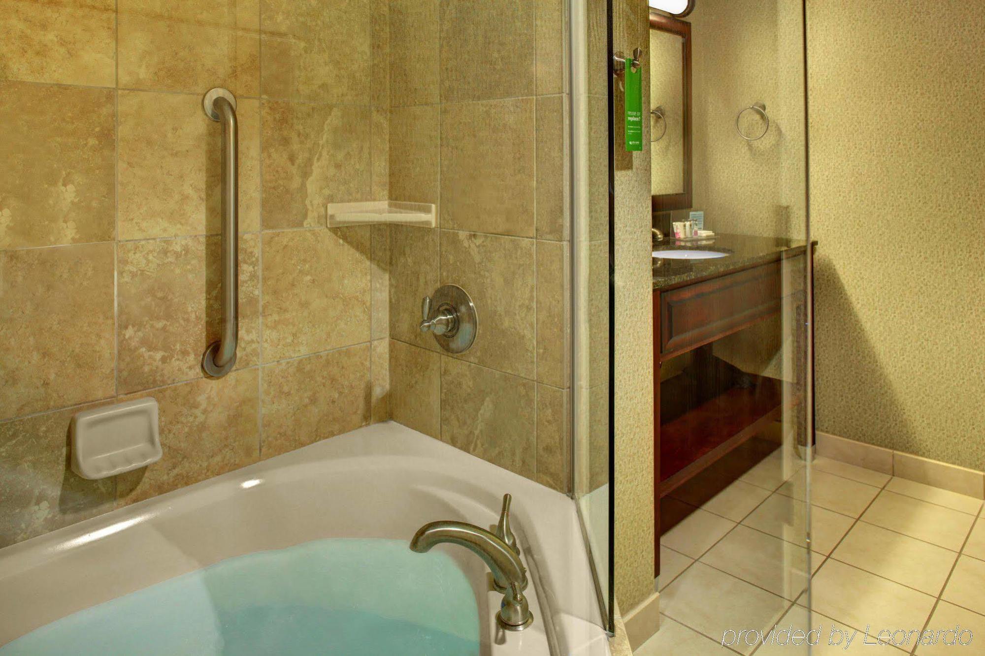 Hampton Johnson Hotel 3*